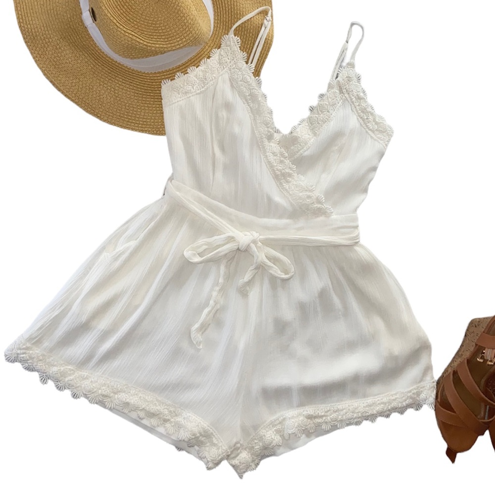 ✨New Arrival✨ Fashion on Earth White Romper